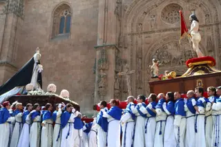 Procesión del encuentro de Nuestra Señora de la Alegría y Jesús Resucitado en el Domingo de Resurrección en Salamanca | Mateo G.J.