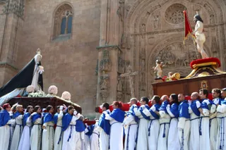 Procesión del encuentro de Nuestra Señora de la Alegría y Jesús Resucitado en el Domingo de Resurrección en Salamanca | Mateo G.J.
