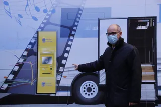 Javier Iglesias presenta los cajeros que llevarán los bibliobuses