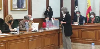 Francisca Andres, concejal de Ciudadanos en Béjar, en el momento de votar al nuevo alcalde