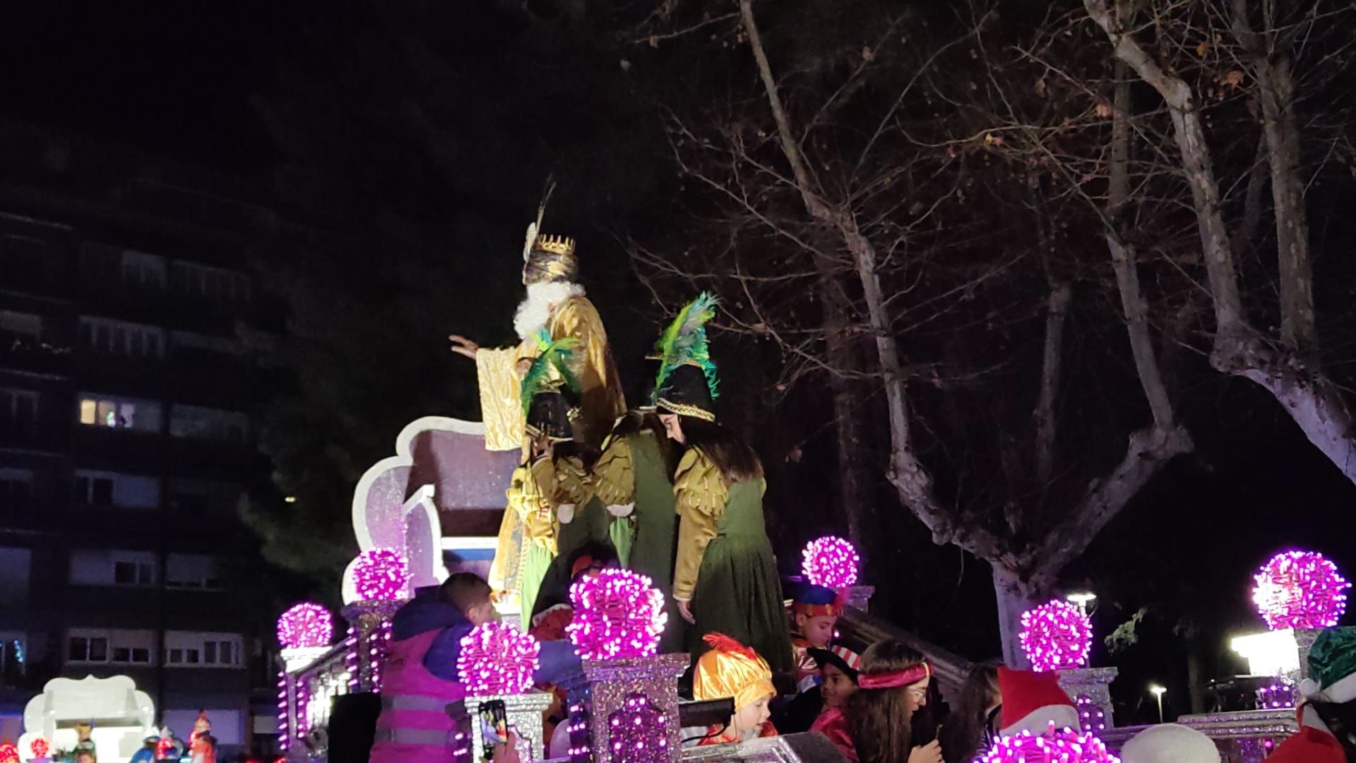 Melchor saluda a las familias que han asistido a las Cabalgata de Reyes 2025