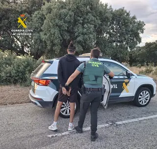 Imagen de la detención del varón, presunto responsable de un incendio en la comarca de Ledesma