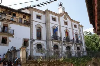 IU velará por los intereses de los trabajadores y trabajadoras de la piscina municipal