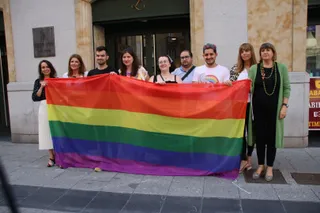 Colocación de la bandera arcoíris en un balcón del Teatro Liceo