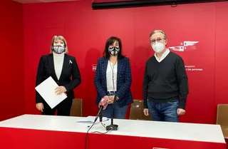María García, Carmen García y Fidel Francés, en la sede del PSOE de Salamanca