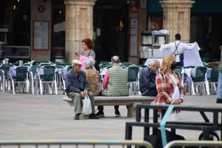 Gente paseando por las calles de Salamanca