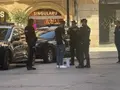 Momento en el que la Policía Nacional identifica al hombre en la calle Deán Polo Benito