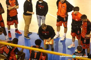 Óscar Núñez da instrucciones en un tiempo muerto.