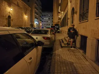 Persona orinando en una calle de Salamanca