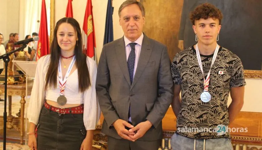 El alcalde de Salamanca, Carlos García Carbayo, recibe a los piragüistas Yaiza Sánchez y Pedro Gómez.