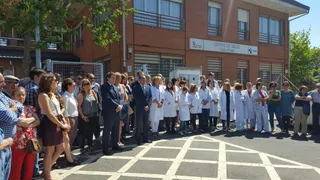 Concentración de protesta en la entrada del centro de salud de San José