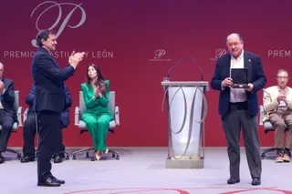 Manuel Muiños durante la recogida del premio