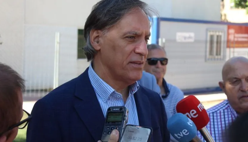 El alcalde de Salamanca, Carlos García Carbayo, visita el nuevo centro Municipal de Mayores de Chamberi