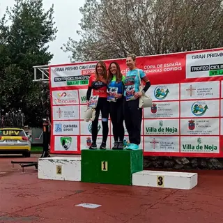 Podio de Sonia Pato, de la Escuela Salmantina de Ciclismo, en el VIII Trofeo Villa de Noja