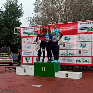 Podio de Sonia Pato, de la Escuela Salmantina de Ciclismo, en el VIII Trofeo Villa de Noja