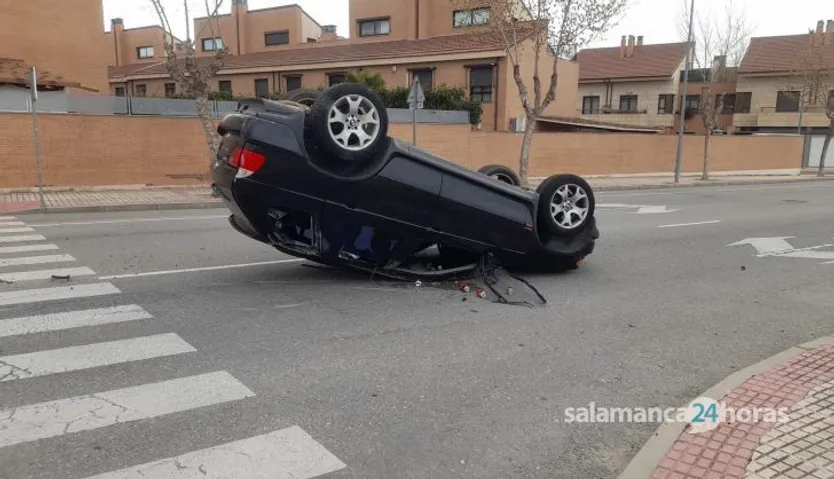 Un vehículo vuelca en un accidente en Villamayor (3)