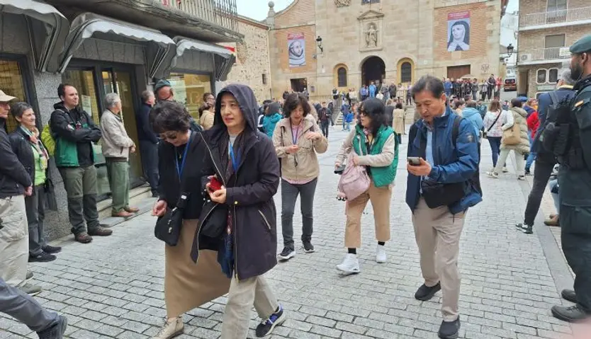 Peregrinos extranjeros en Alba para ver a Santa Teresa 