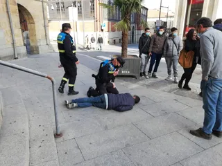 La Policía Local atiende a un joven que se ha caído junto a las escaleras de acceso a la Plaza Mayor desde la plaza del Poeta Iglesias