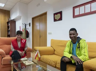 Yoana Martín, responsable del Proyecto Acompaña, junto a Mamadou, uno de los beneficiarios del proyecto