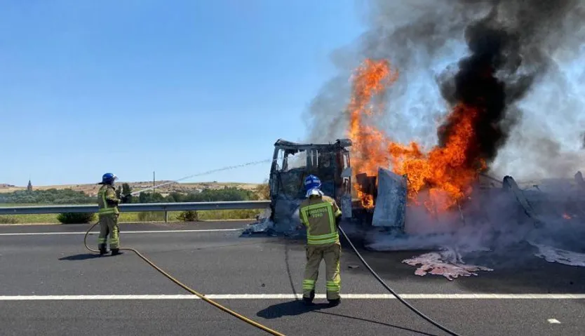 Los bomberos extinguen el fuego en el camión en la A 62 | Foto: ZAMORA24HORAS