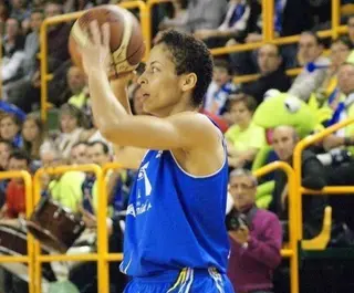 Allison Feaster, la 'abuela' de la liga vuelve por sus fueros