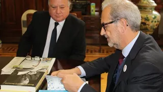 El rector de la Universidad de Salamanca presenta en Chile el Octavo Centenario
