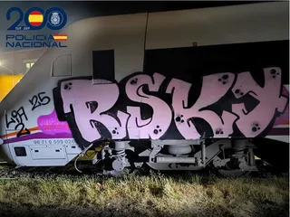Policía Nacional detienen a dos jóvenes por pintadas en vagones de tren