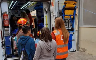 Verónica trabajando como voluntaria en la unidad móvil de Cruz Roja