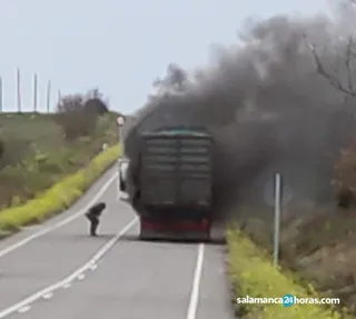 Un camión que transportaba leña comienza a arder en la carretera que conecta Trabanca con Vitigudino
