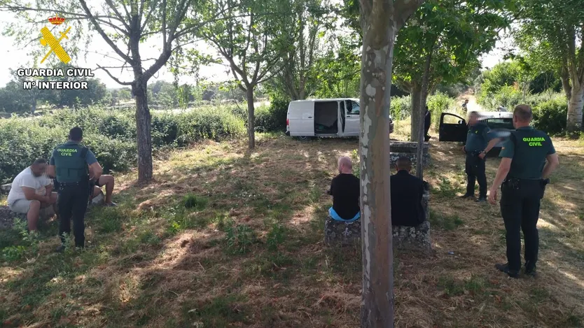 Guardia Civil con los arrestados por robar cobre en Salamanca