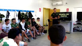 Los jugadores de Unionistas reciben una charla arbitral por parte de Néstor Holguera | FOTO UNIONISTAS CF