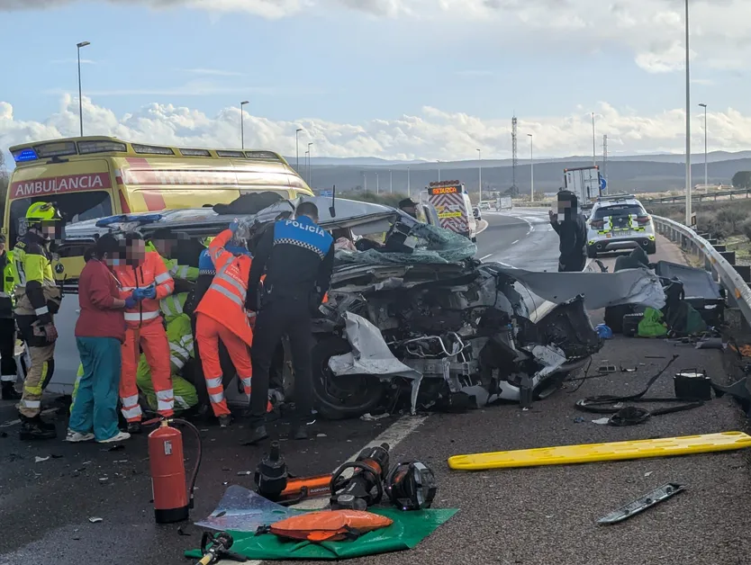 Varios atrapados en un accidente en la A62
