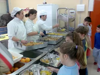 La Junta resuelve las sanciones por las incidencias en comedores escolares de León y Segovia