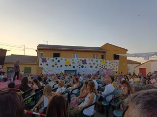 Pasarela solidaria en San Morales