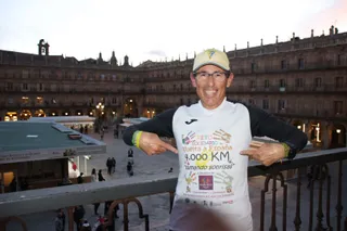 Vega Villar, recibe a José Antonio Nieto, quien está recorriendo España a pie con el reto solidario ‘Sumando sonrisas’. Foto Andrea M.