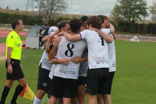 Los jugadores del filial del Salamanca CF UDS celebran un gol al Béjar Industrial | FOTO SALAMANCA CF UDS