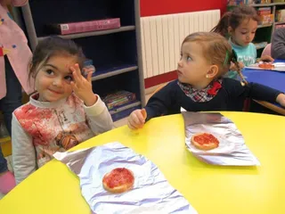 Dulces en la ludoteca de Navidad