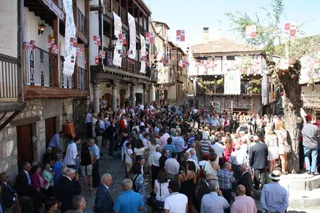 San Esteban de la Sierra: procesión y bailes tradicionales