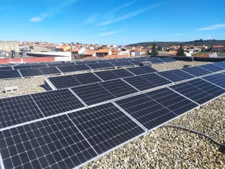 Placas energía solar en la residencia de Pereña