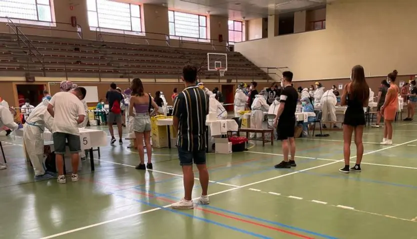 Jóvenes en el interior del polideportivo (2)