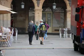Turistas paseando por la Plaza Mayor