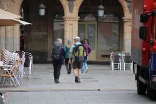Turistas paseando por la Plaza Mayor