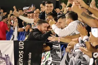 Iker Muniain festeja la victoria en Santa Marta con sus aficionados.