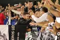 Iker Muniain festeja la victoria en Santa Marta con sus aficionados.
