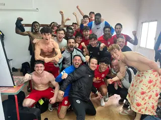 Los jugadores de la UD Santa Marta tras ganar al CD Becerril
