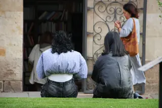Gente sentada en la Plaza Anaya | Andrea Mateos