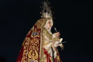 Salida Procesional con María Santísima Madre de Dios del Rosario.