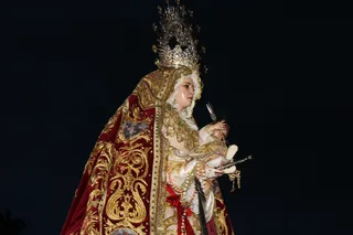 Salida Procesional con María Santísima Madre de Dios del Rosario.