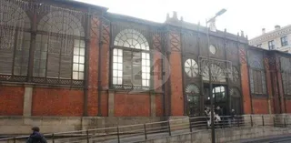 Retiran parte del alfeizar del Mercado Central por riesgo de desprendimiento