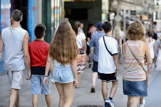 Imagen de recurso de un grupo de jóvenes por una calle de Madrid.